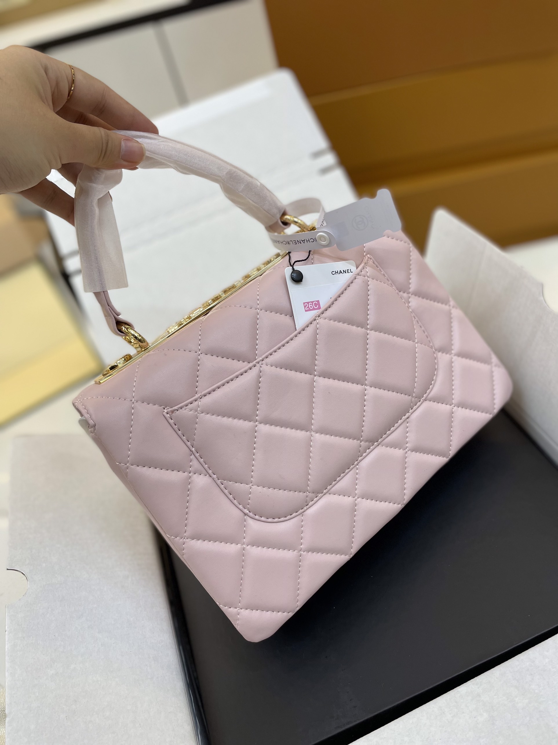 Túi Xách Chanel Trendy Super Logo Plate Màu Trắng Size 26cm